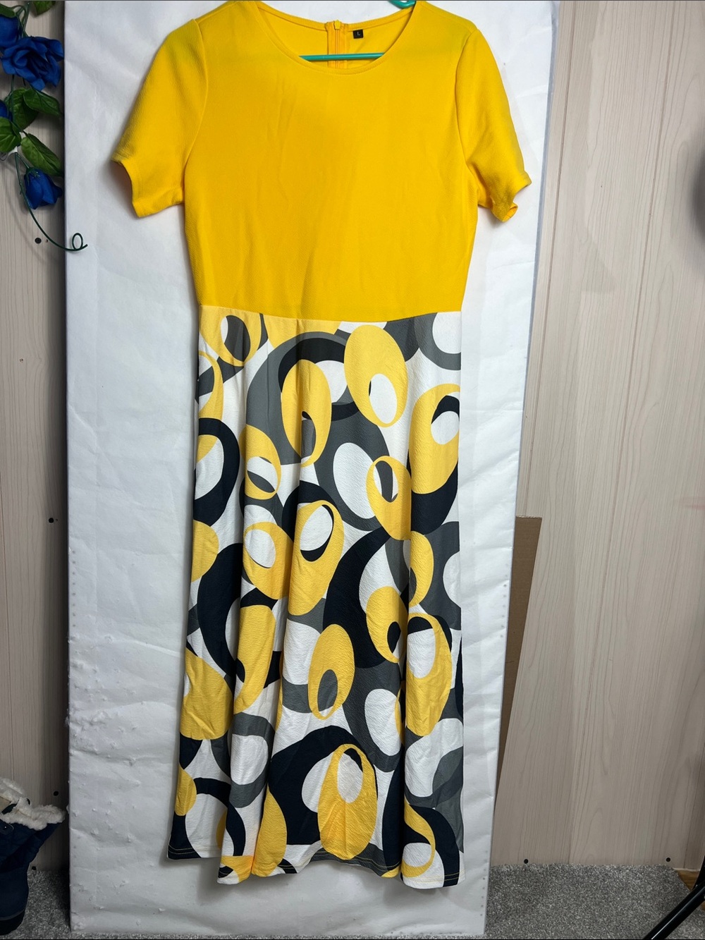 Yellow Short-Sleeve Maxi Dress with Graphic Skirt